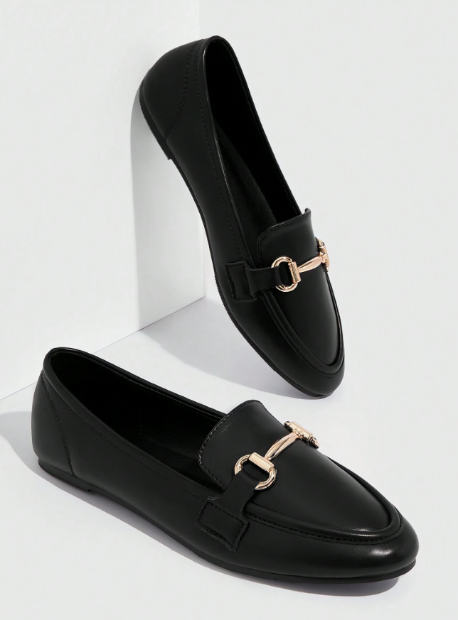 Schlichte schwarze Flats mit metallischem Schnallen-Charme