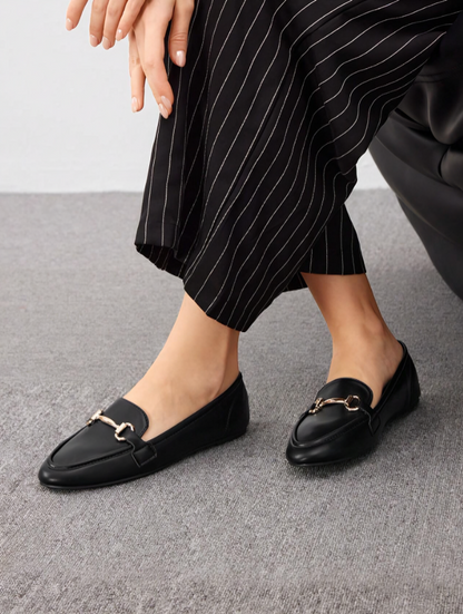 Schlichte schwarze Flats mit metallischem Schnallen-Charme