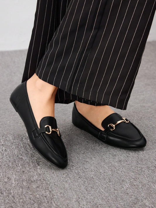 Schlichte schwarze Flats mit metallischem Schnallen-Charme